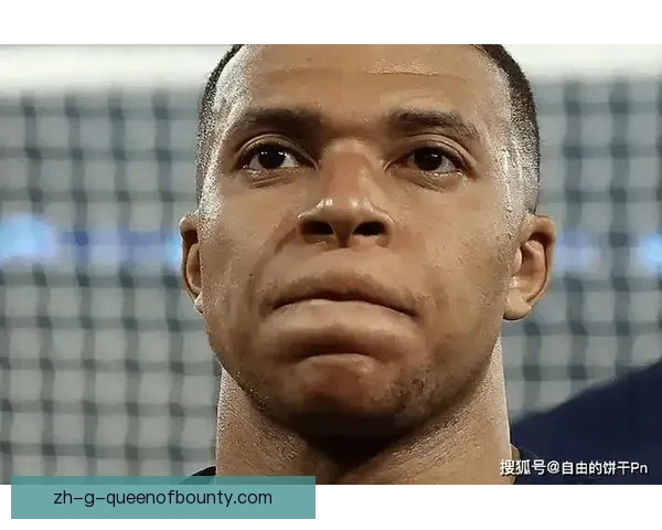 姆巴佩面具造型亮相引发球迷热议与争议讨论